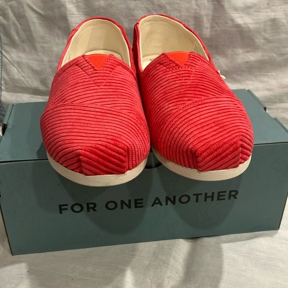 NWT - Toms 6.5 women’s Red Loafers corduroy Slip-Ons loafers shoes - Picture 3 of 13